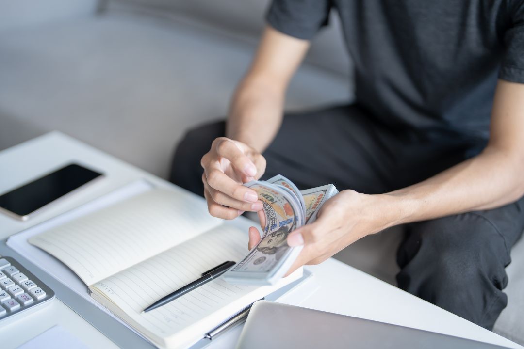 Planejamento financeiro sobre uma mesa