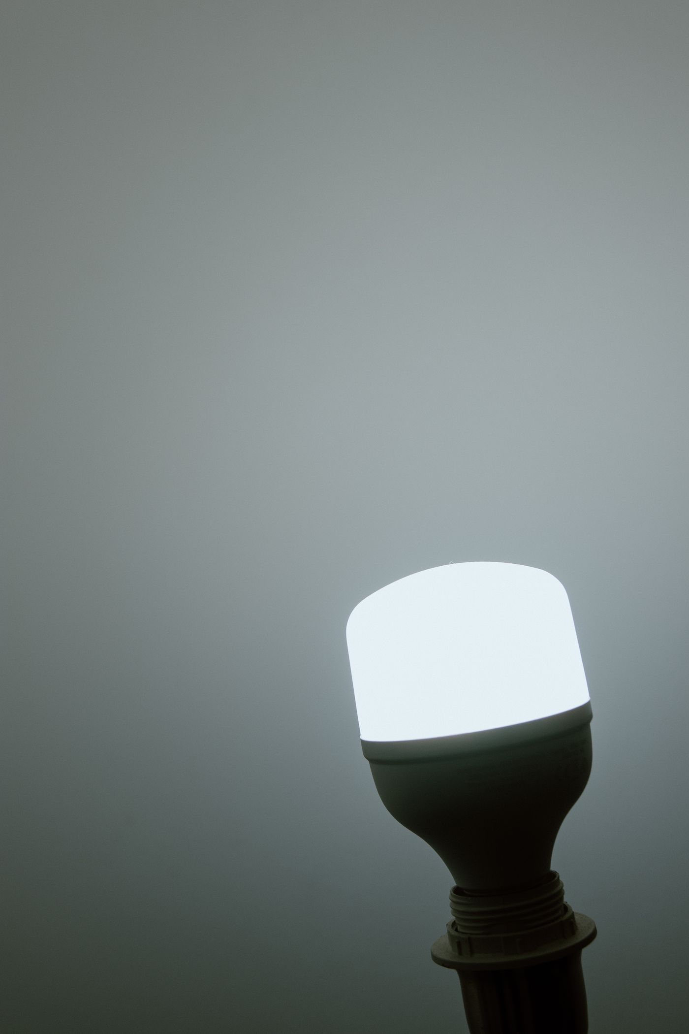 lâmpada de LED acesa sobre fundo cinza neutro