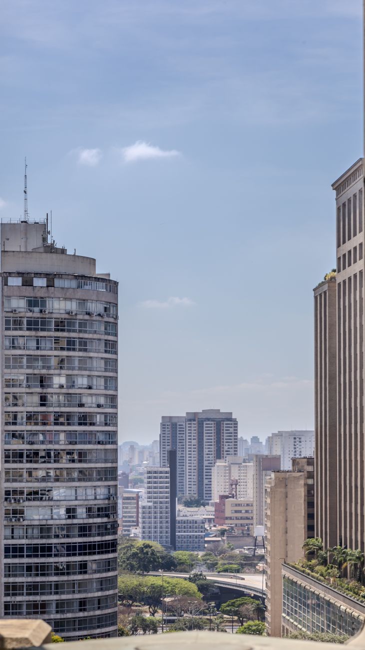 Vista dos prédios do centro de São Paulo, com uma antena no topo de um deles